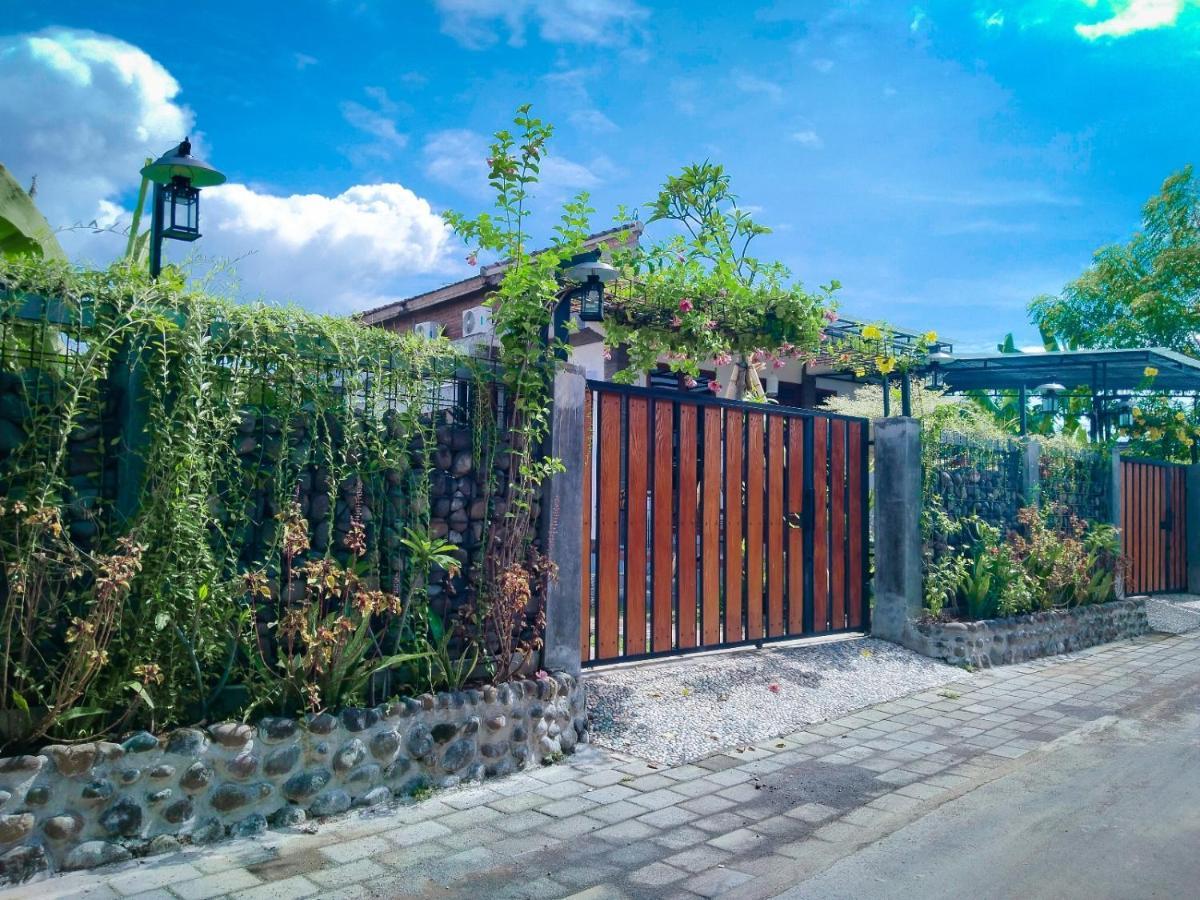 Inn House Homestay Dadapan Екстер'єр фото